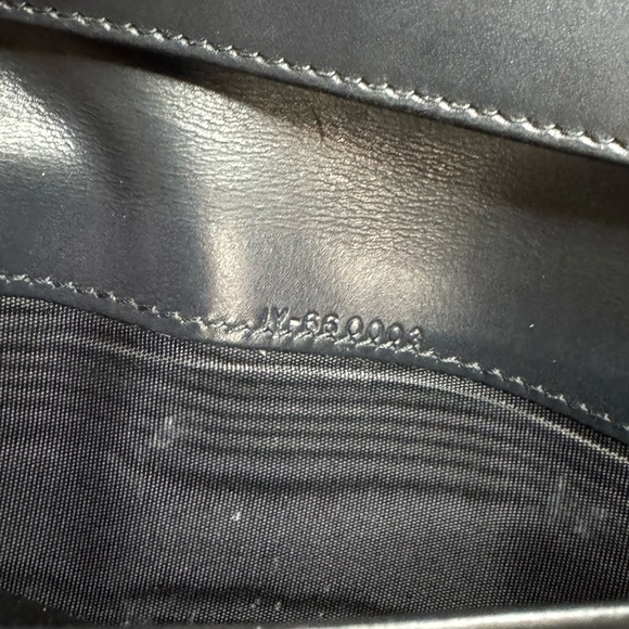 ✨SALVATORE FERRAGAMO LEATHER BIFOLD W/ BOX✨ - Picture 4 of 12